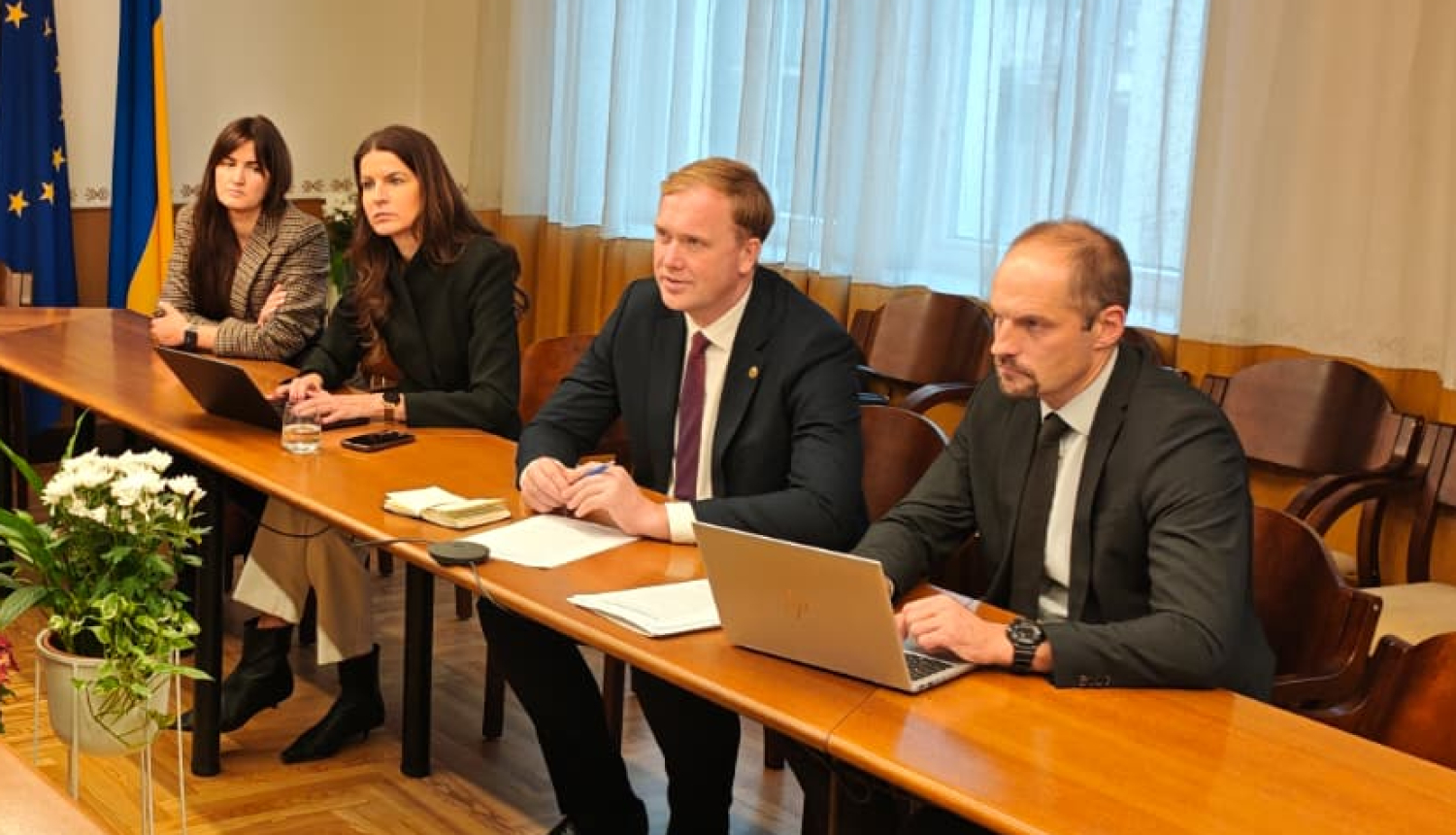 Sarunu dalībnieki pie galda