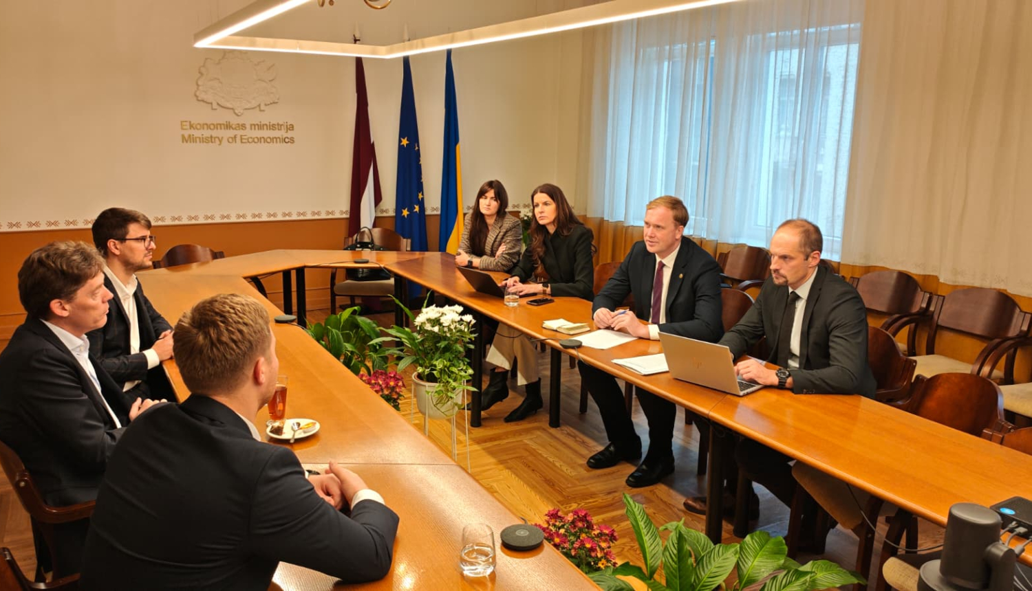 Sarunu dalībnieki pie galda