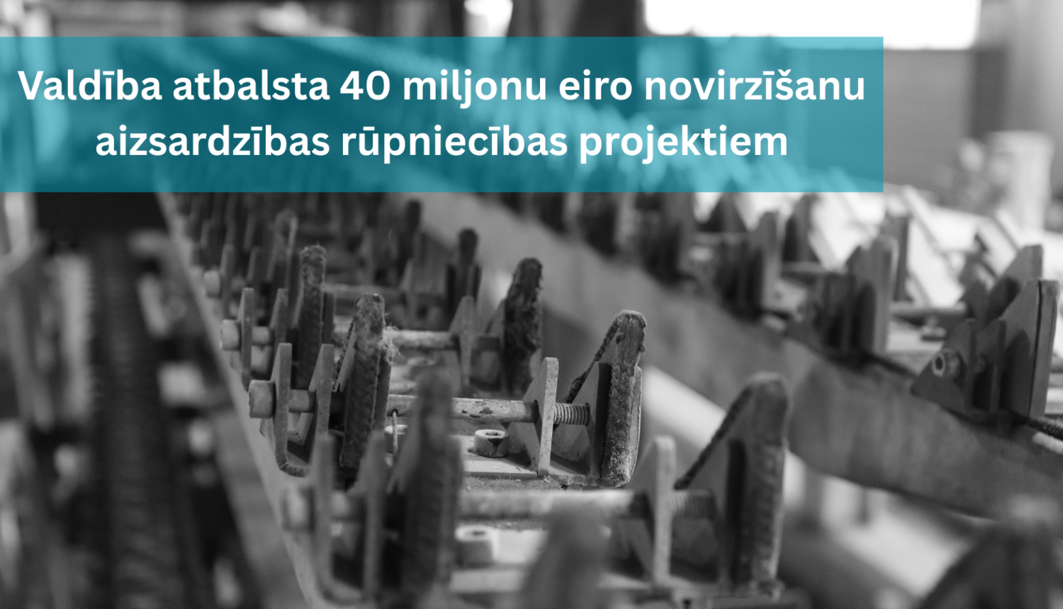 Rūpnīcas lenta ar tekstu par valdības atbalstu 40 miljonu eiro novirzīšanai aizsardzības rūpniecības projektiem