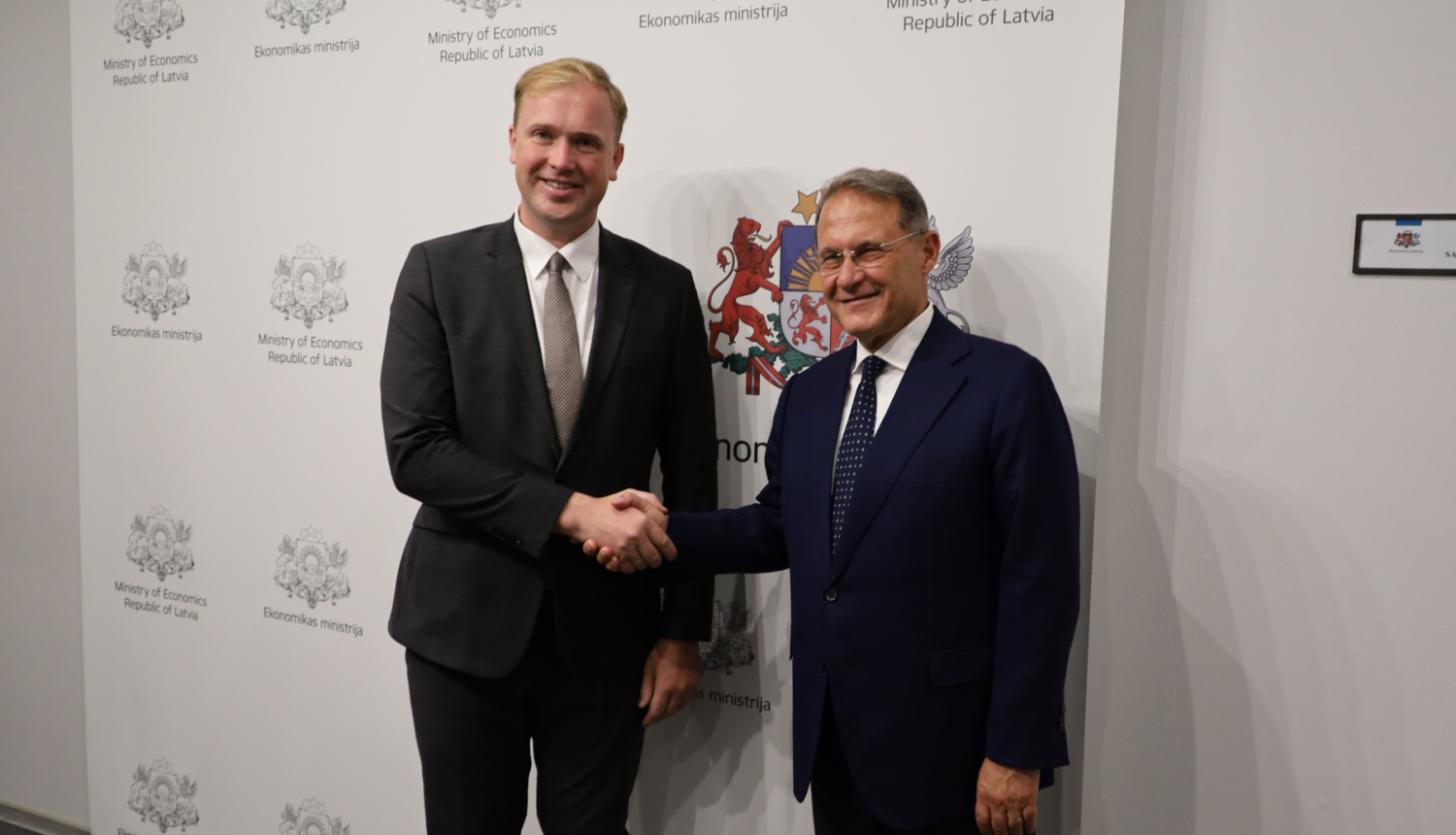 No labās puses-Itālijas ārlietu un starptautiskās sadarbības ministra vietnieks Edmondo Čirieli (Edmondo Cirielli), ekonomikas ministrs Viktors Valainis