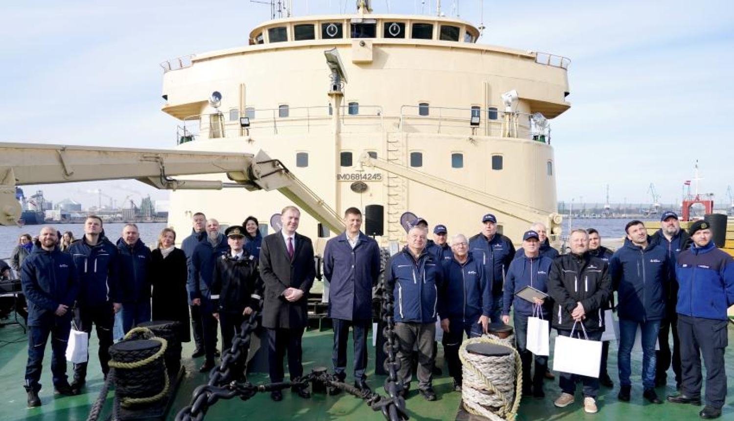 Atzinības rakstu pasniegšana