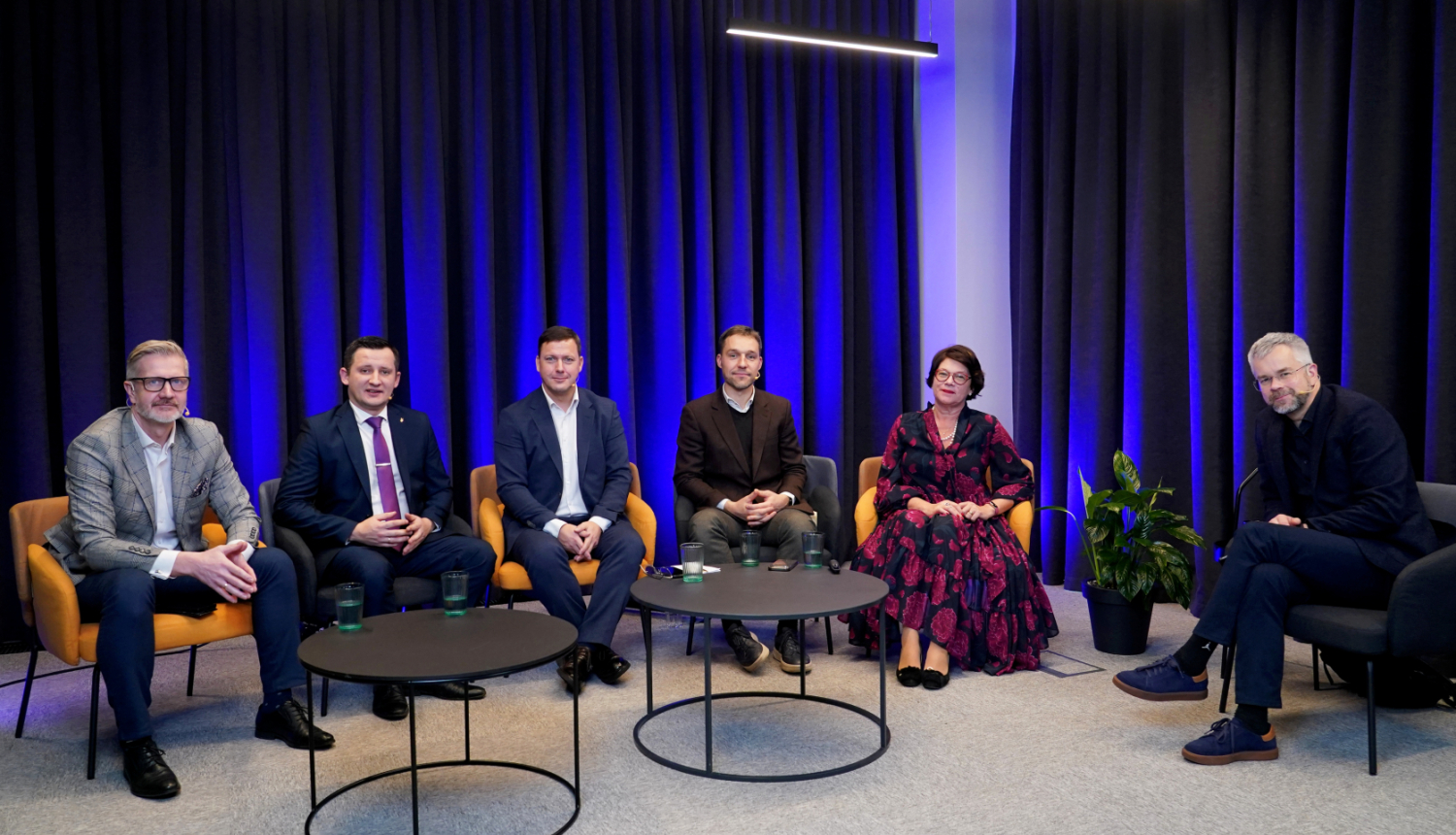 J.Miezainis un diskusijas dalībnieku kopbilde