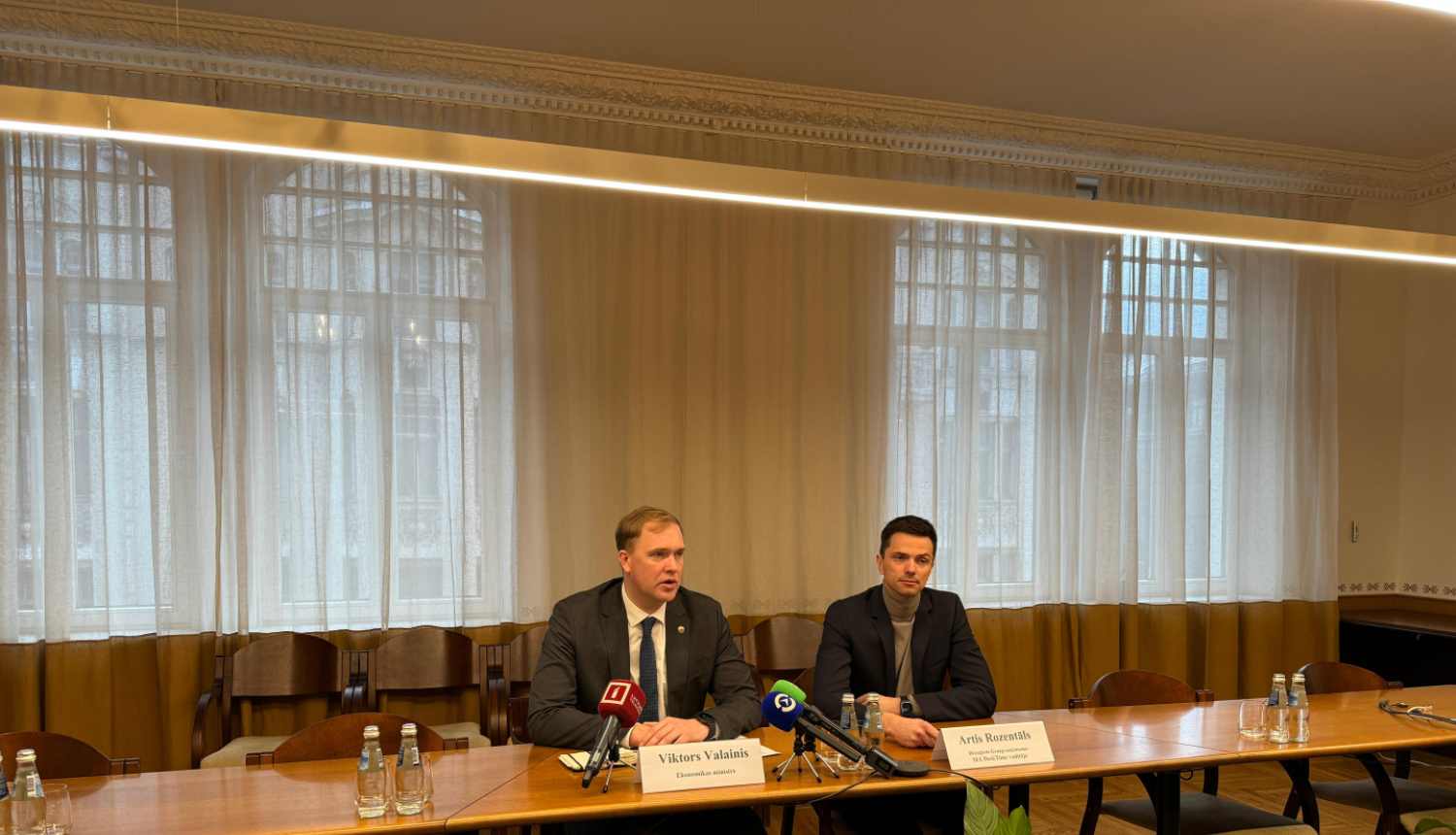 Preses konference ar Viktoru Valaini un Arti Rozentālu