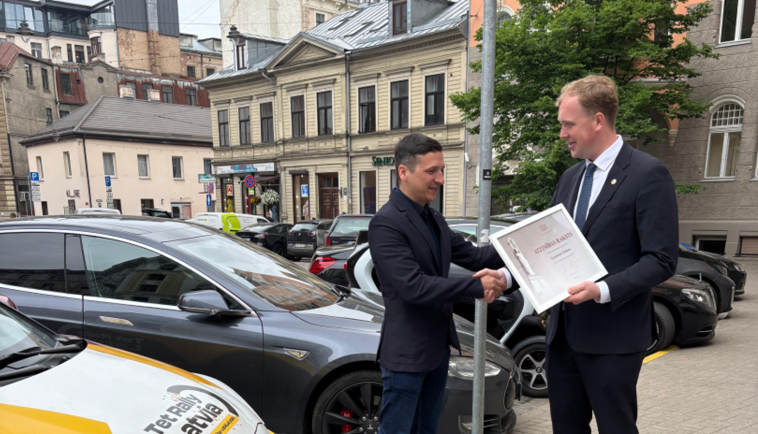 V.Valainis pasniedz atzinības rakstu R.Strokšam