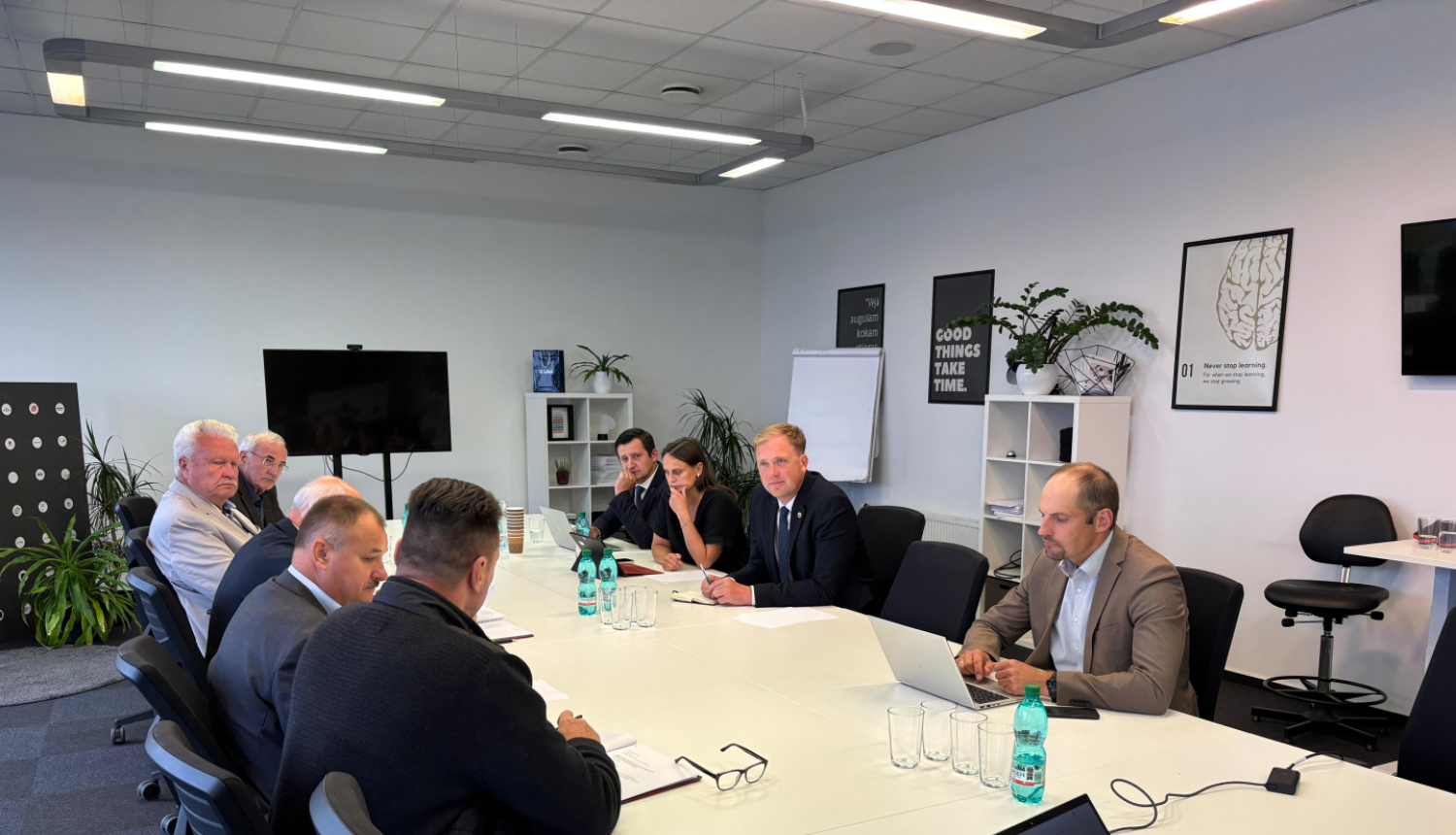 Sanāksmes dalībnieki pie sarunu galda