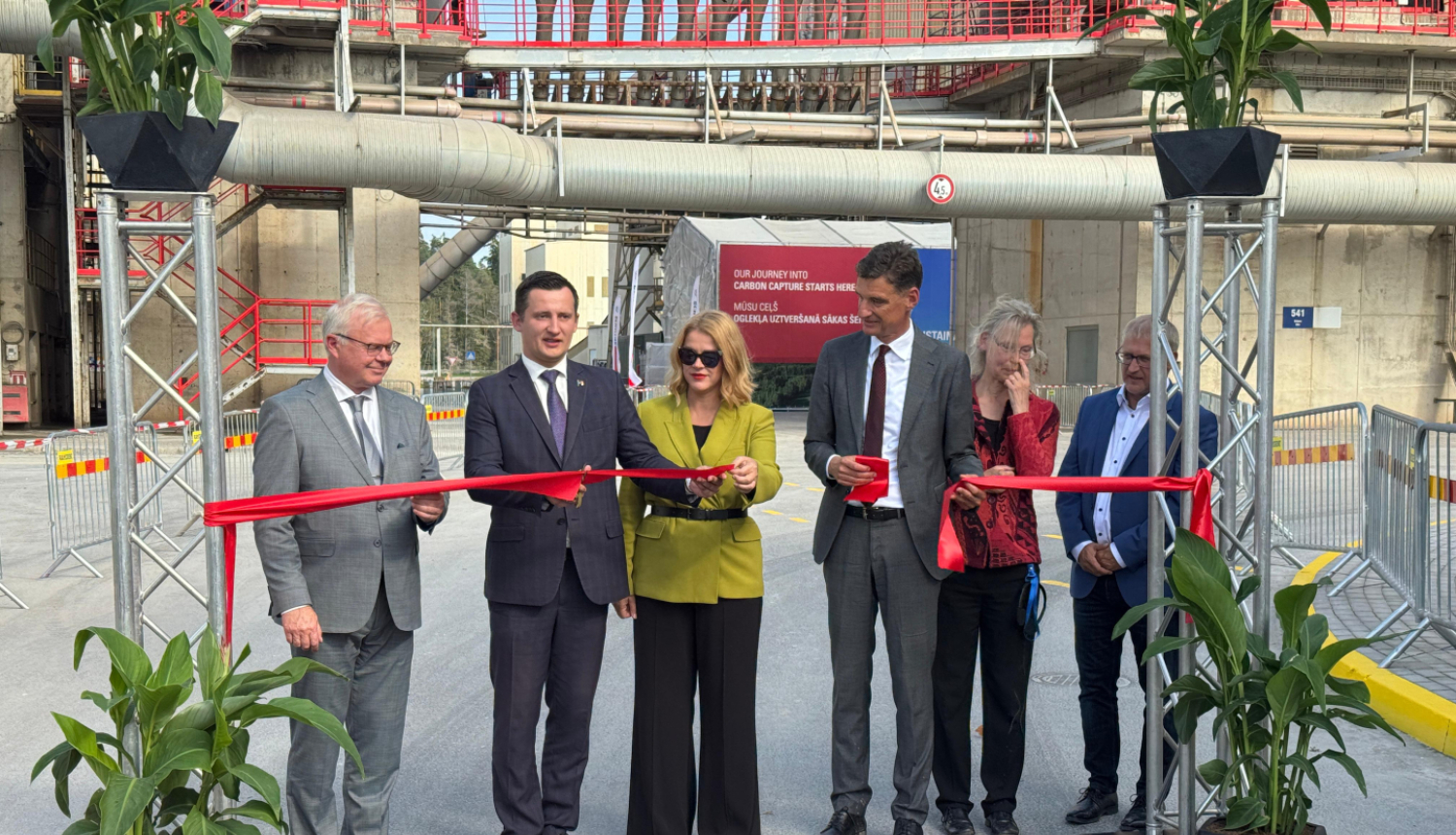 Atklāšanas pasākuma dalībnieki pārgriež lentu