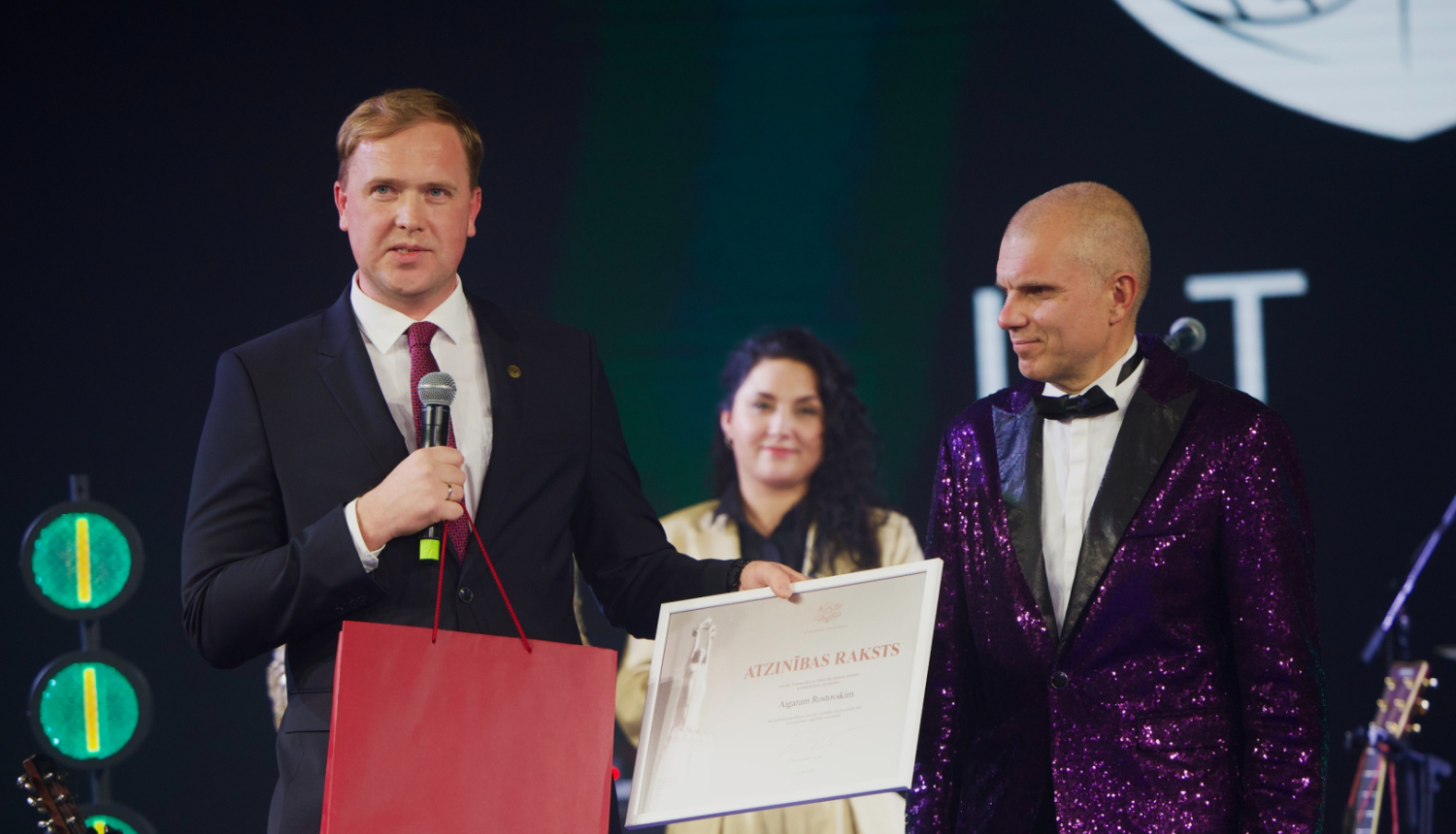 Ekonomikas ministrs pasniedz apbalvojumu