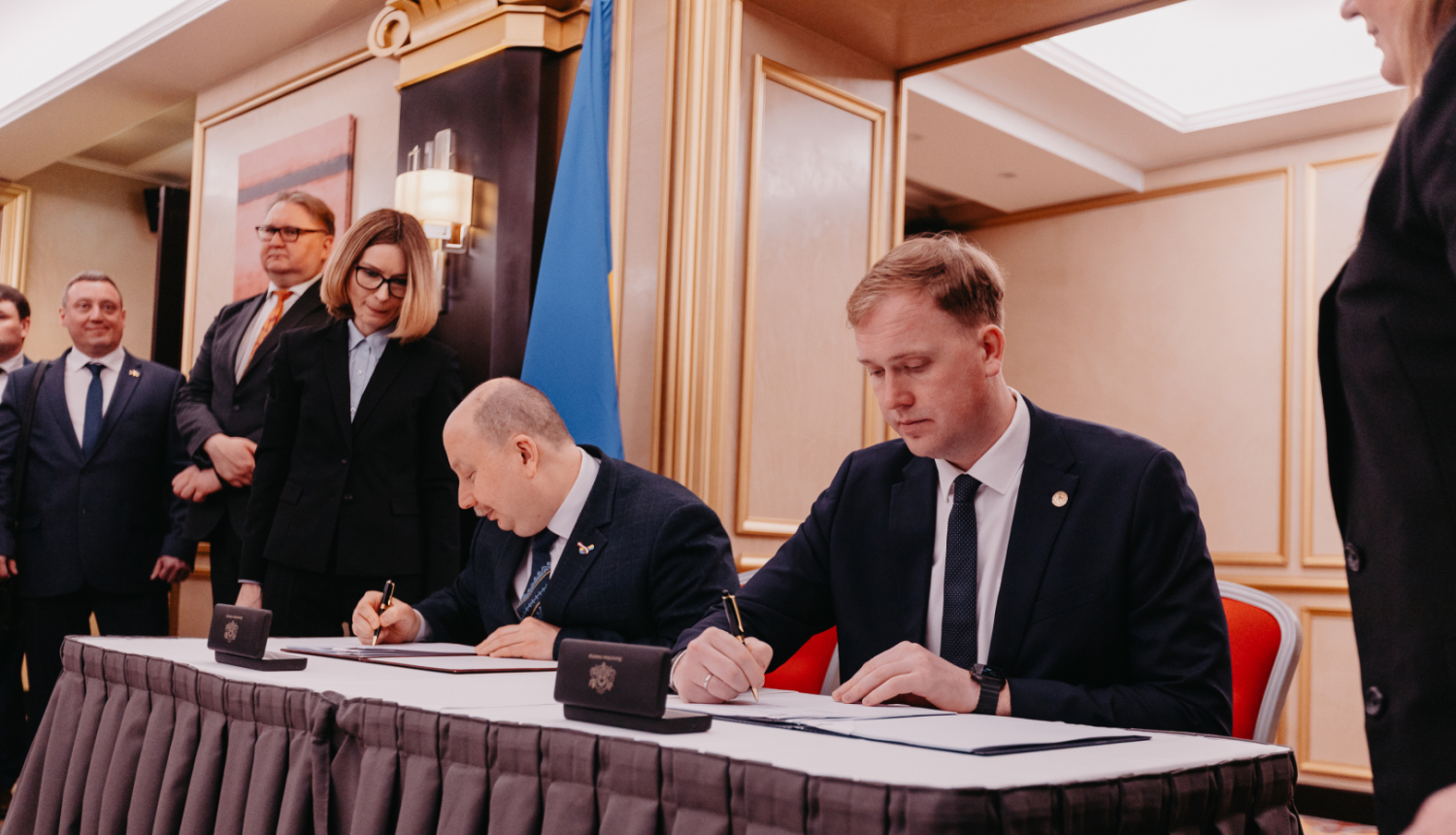 LR ekonomikas ministrs Viktor Valainis un Ukrainas Ministru kabineta ministrs Olehs Nemčinovs paraksta Latvijas-Ukrainas Starpvaldību komisijas ekonomiskās, rūpnieciskās, zinātniskās un tehniskās sadarbības jautājumos XI sēdes protokolu