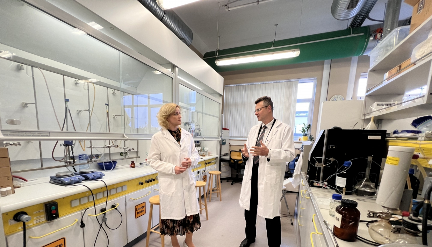 Ekonomikas ministre Ilze Indriksone sarunājas ar zinātnieku laboratorijā