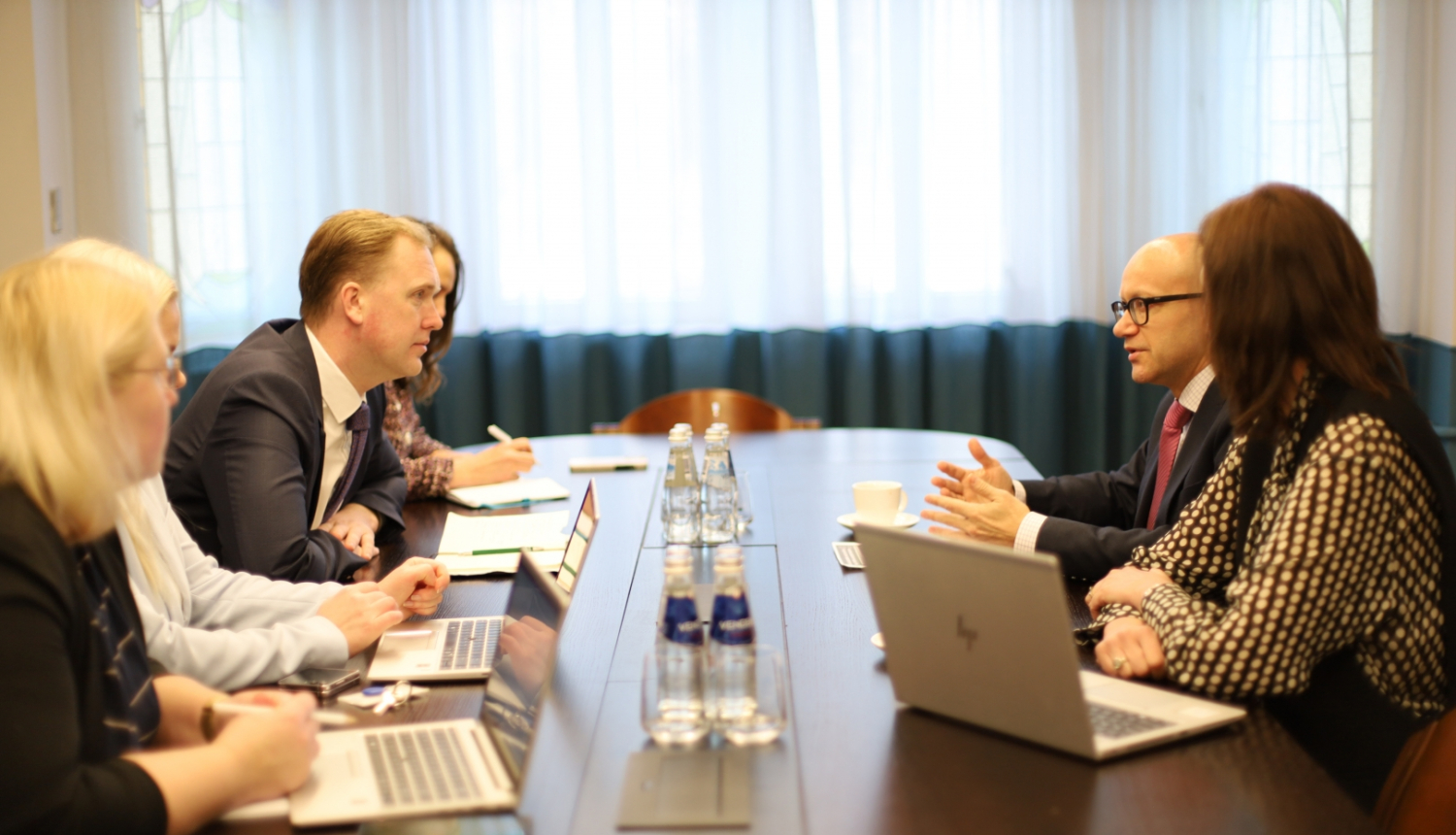 Sarunas dalībnieki Valainis un Korčagins