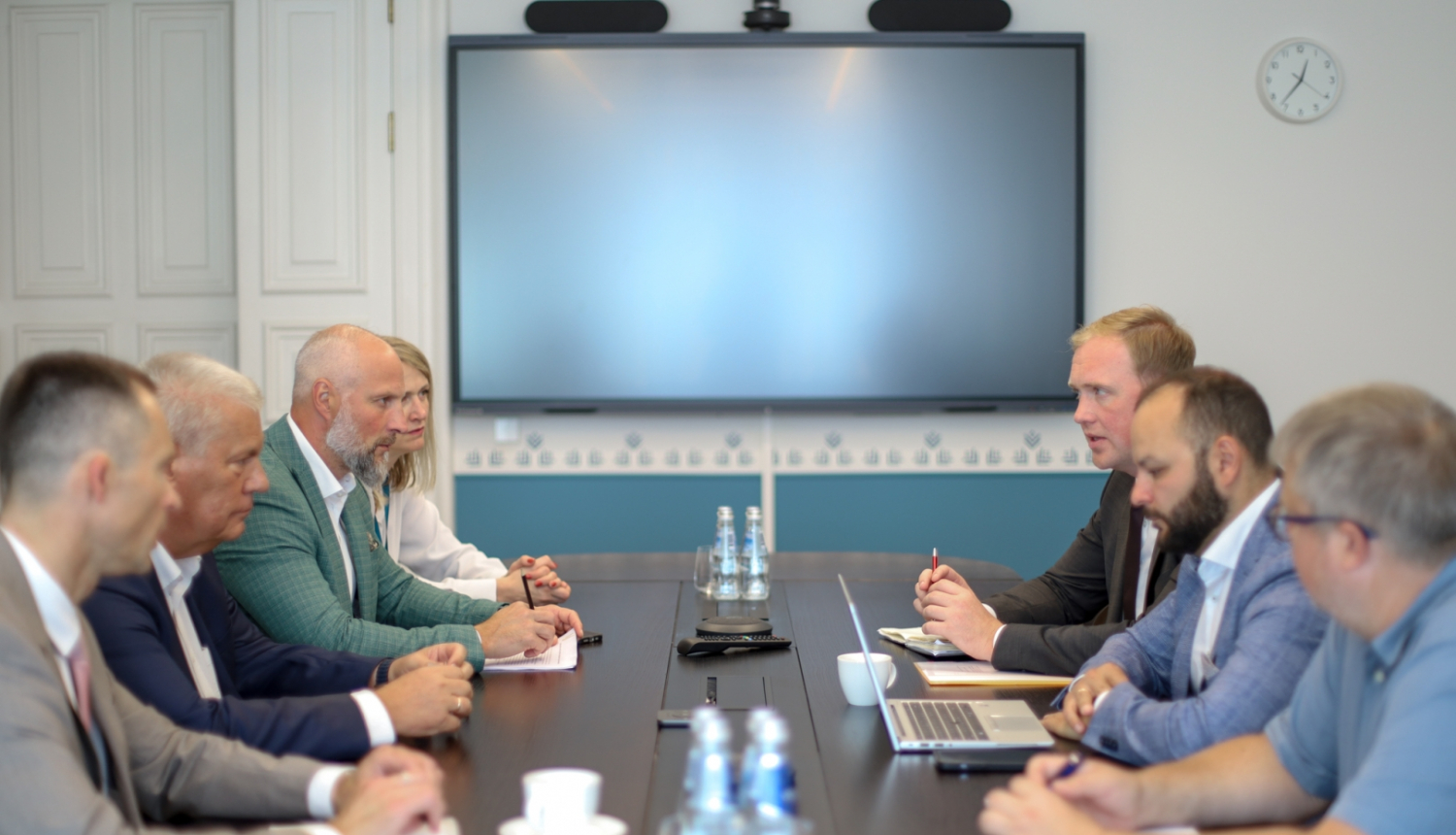 Ekonomikas ministrs piedalās sanāksmē