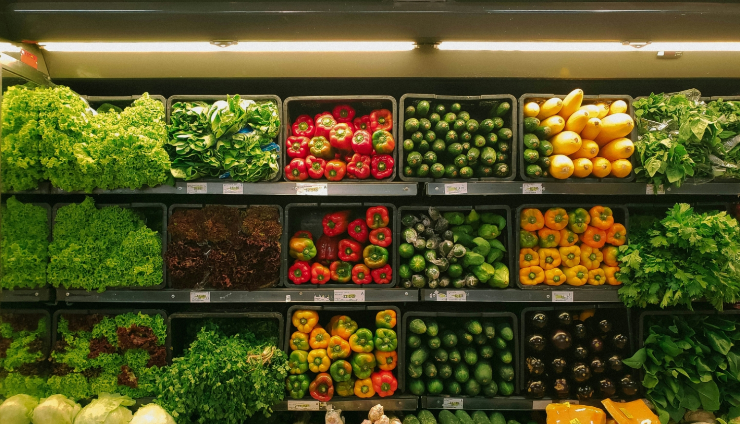 Dažādi dārzeņi veikala plauktā