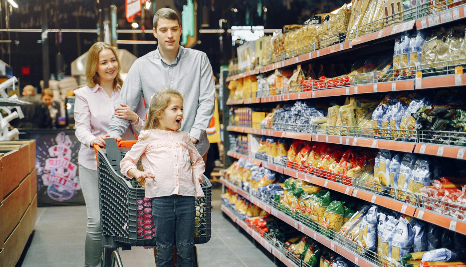 ģimene piepērkas pārtikas veikalā