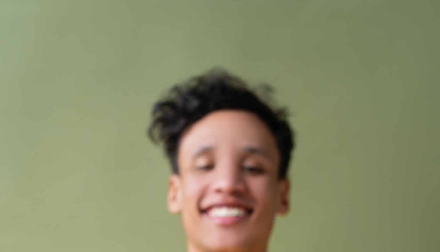 Jauns vīrietis dzeltenā kreklā ar spuldzi rokas