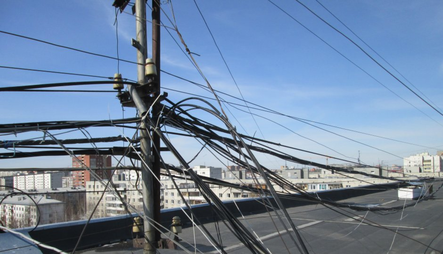 gaisvadu līnijas uz mājas jumta