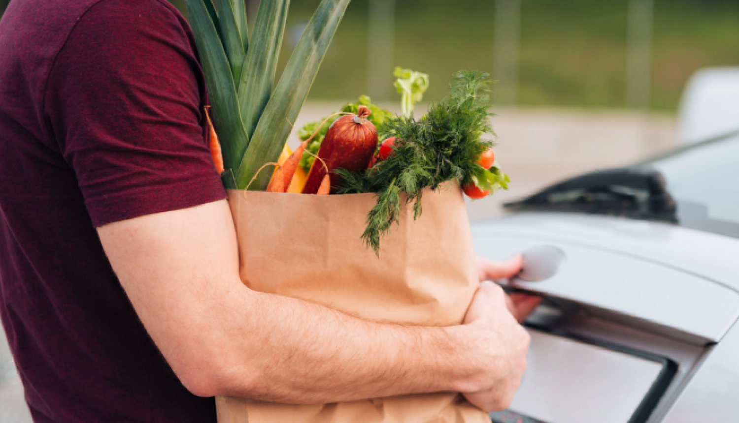 Cilvēks ar iepirkumiem rokās