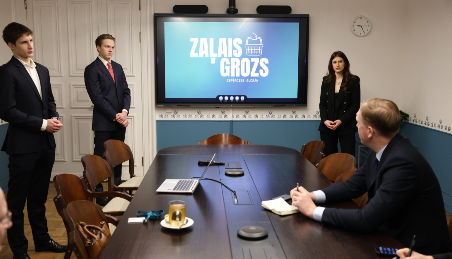 Studenti ekonomikas ministram Viktoram Valainim prezentē jaunu lietotni