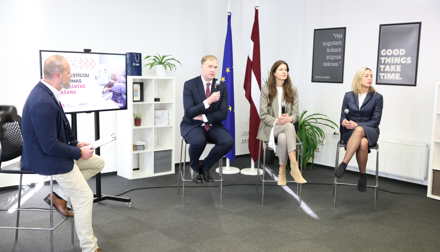 Atklāšanas pasākumā, uzrunu saka V.Valainis