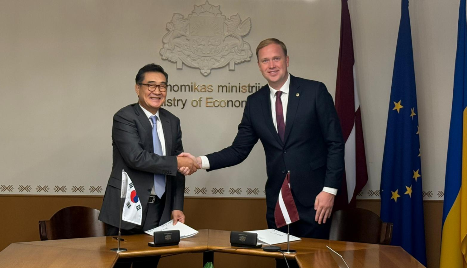LR ekonomikas ministrs Viktors Valainis un “Eugene Group” priekšsēdētājs Kyung-Sun Yu 