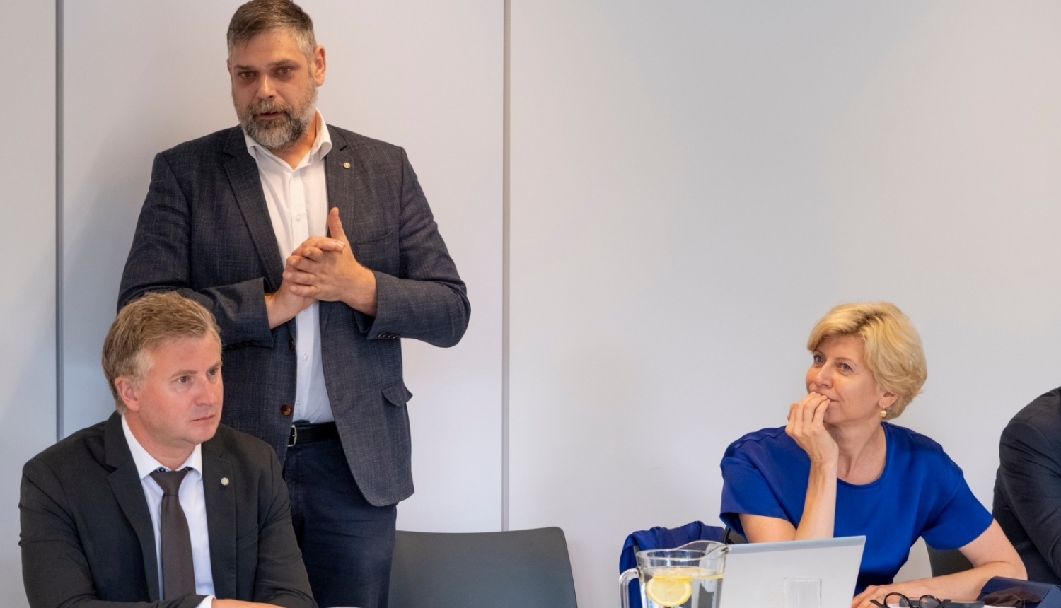 fotogrāfija no sēdes