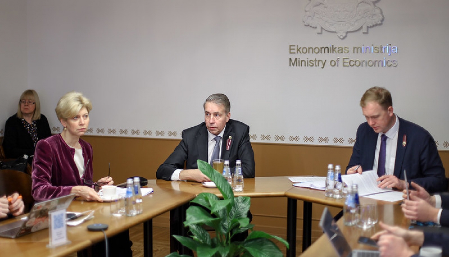 Fotogrāfija no sēdes ar ekonomikas ministru Viktoru Valaini, labklājības ministru Uldi Auguli un izglītības un zinātnes ministri Andu Čakšu