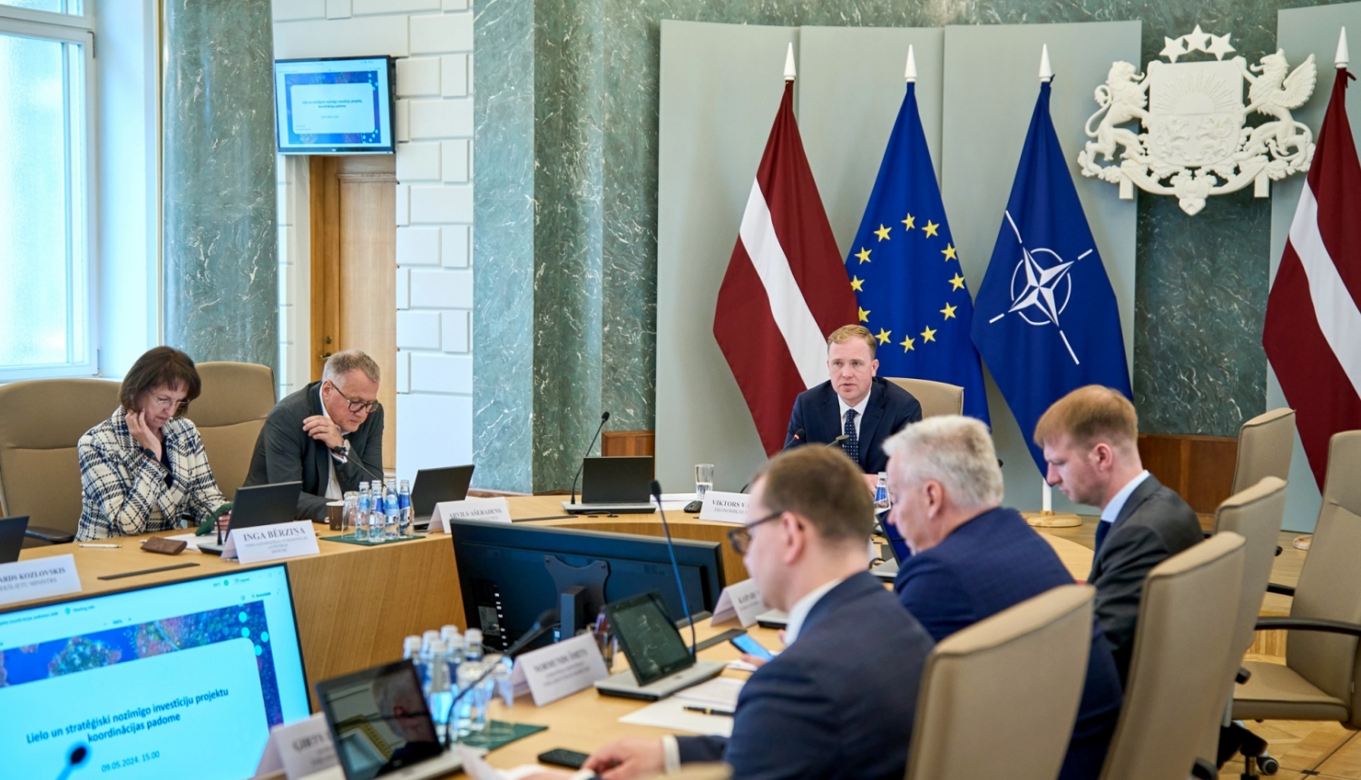 Ekonomikas ministrs Viktors Valainis vada sēdi
