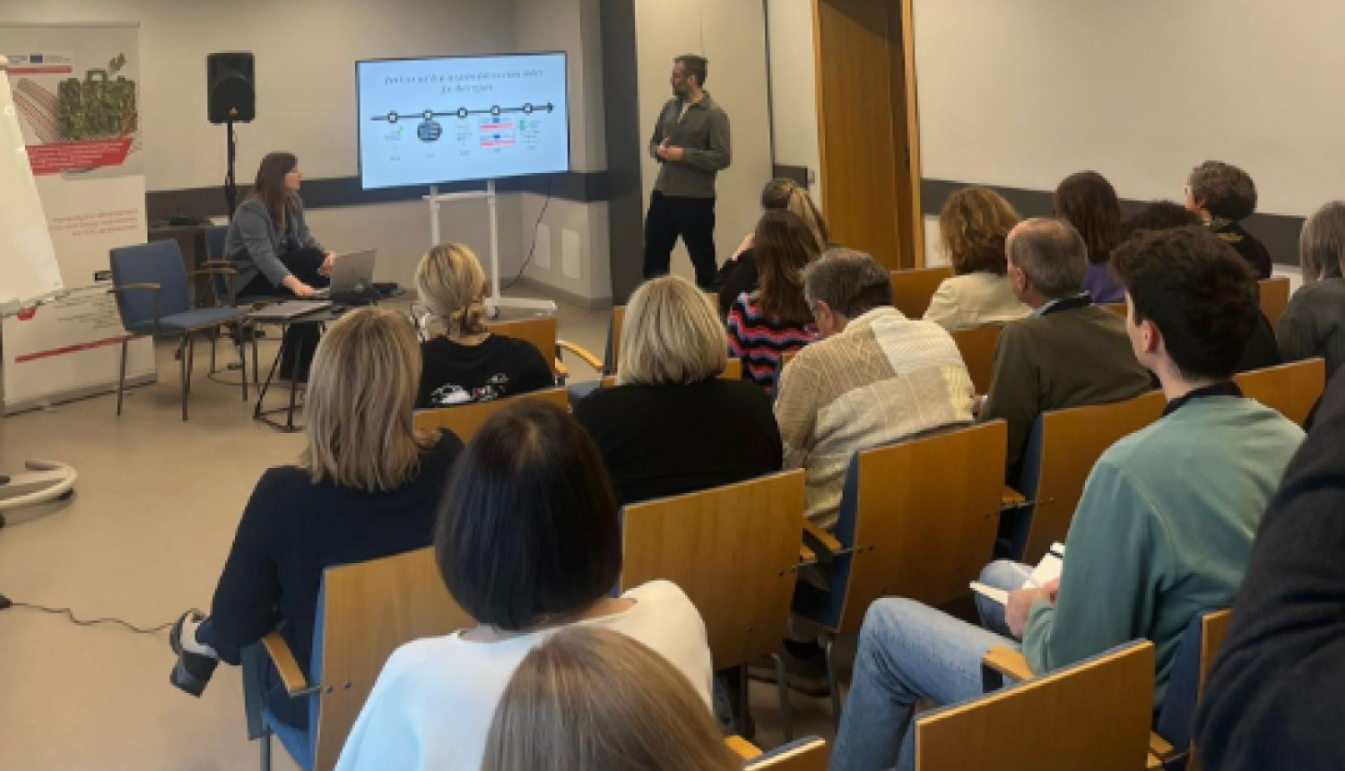 Tikšanās dalībnieki skatās prezentāciju