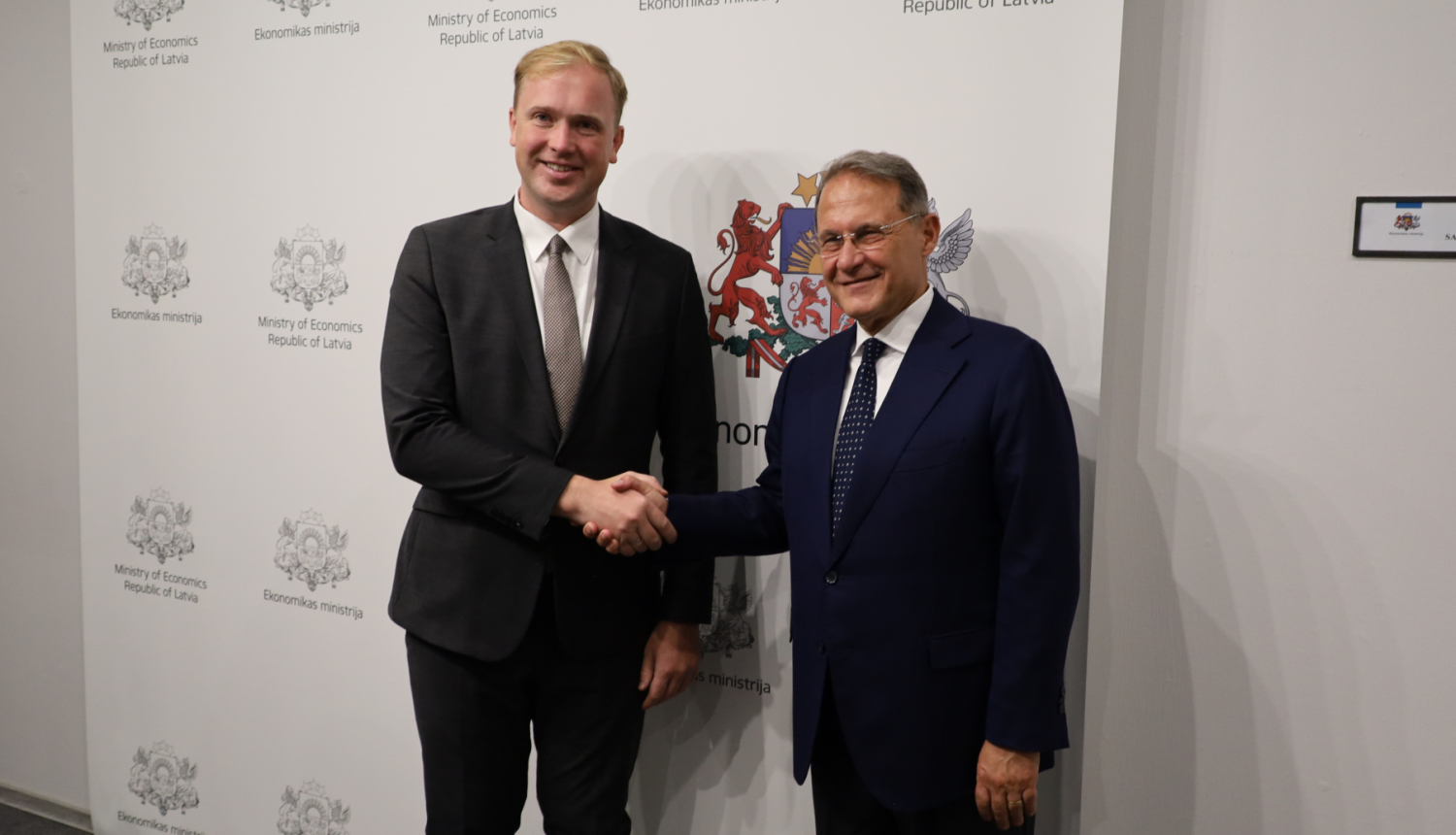 No labās puses-Itālijas ārlietu un starptautiskās sadarbības ministra vietnieks Edmondo Čirieli (Edmondo Cirielli), ekonomikas ministrs Viktors Valainis
