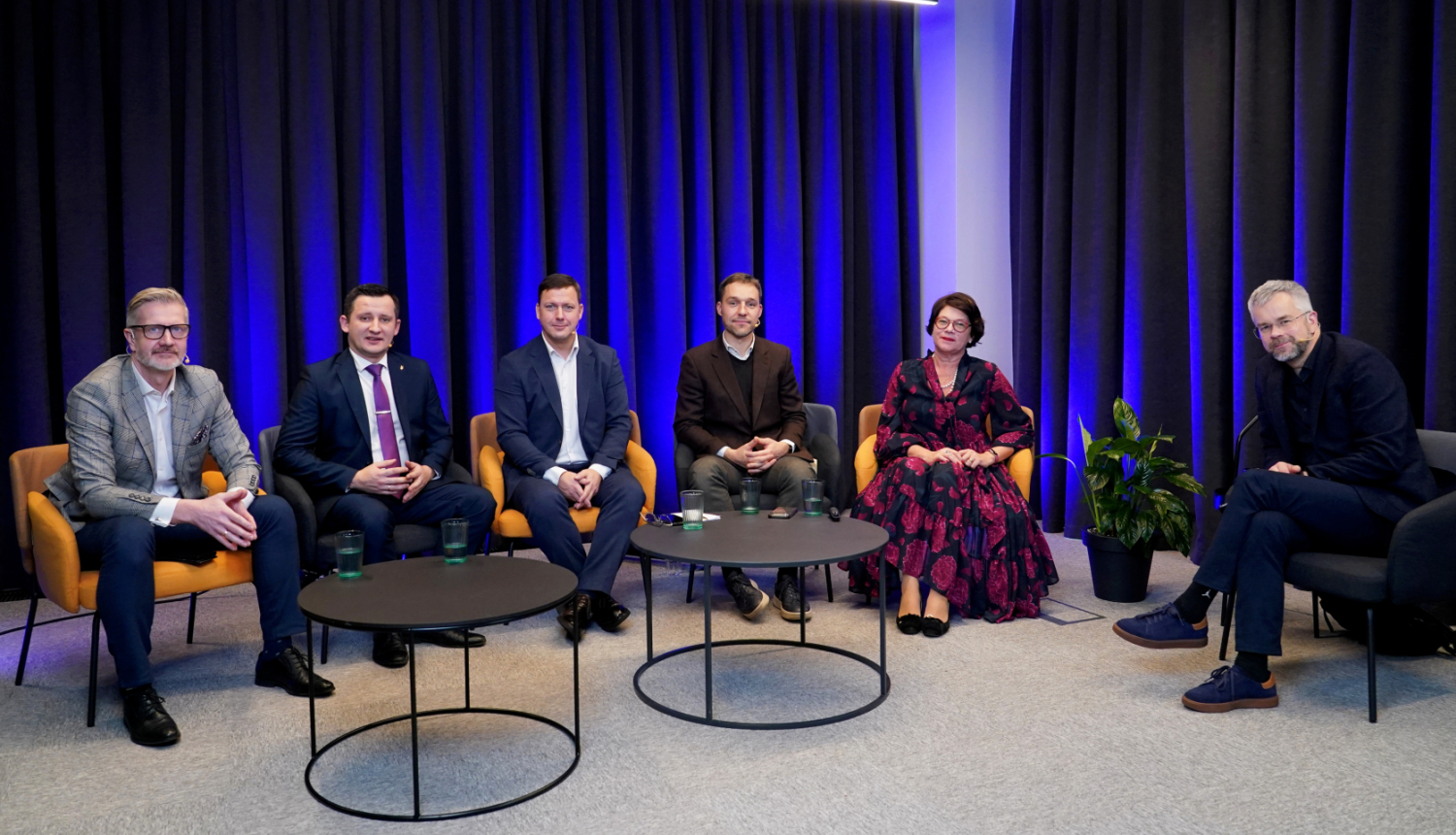 J.Miezainis un diskusijas dalībnieku kopbilde