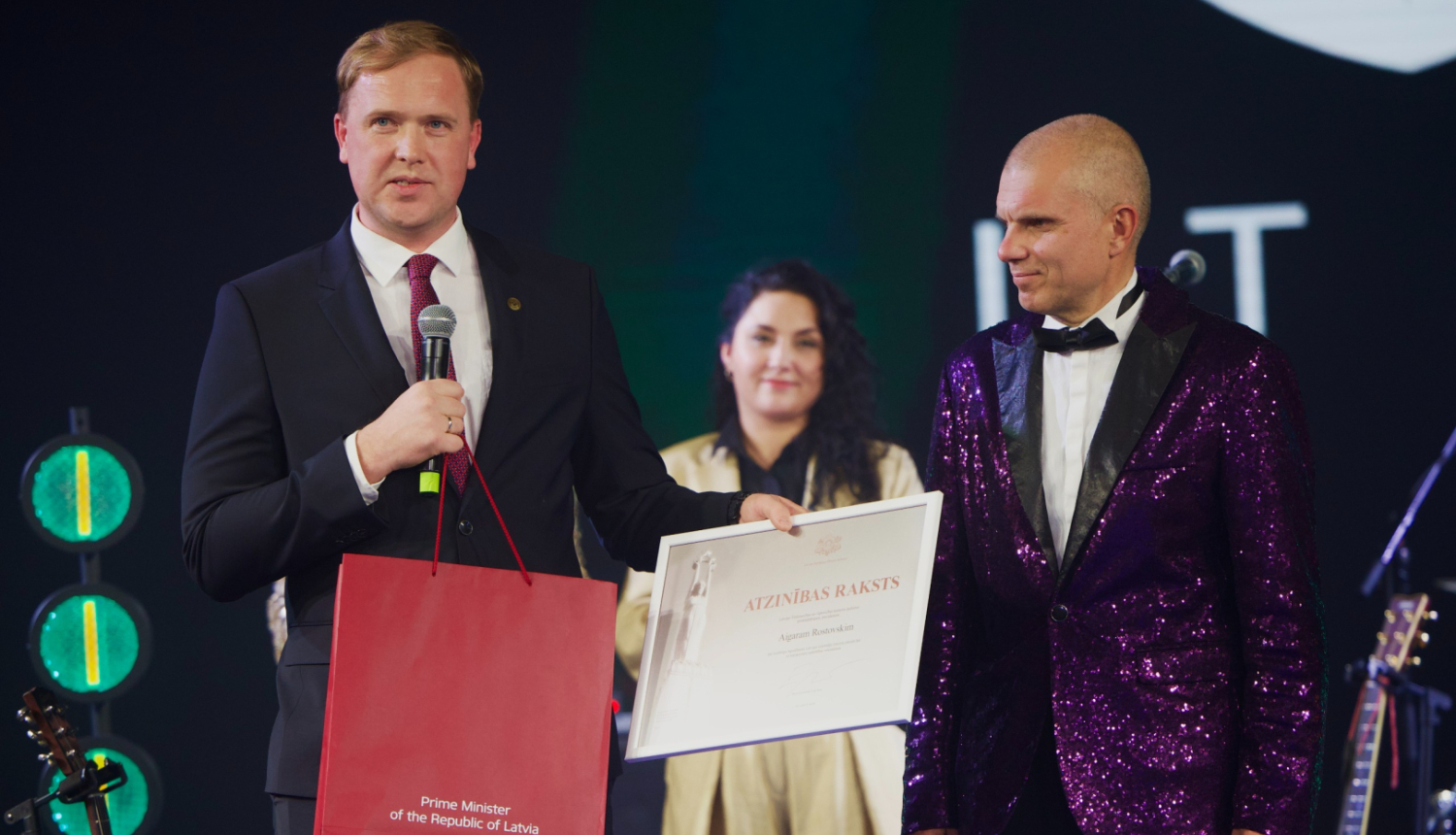 Ekonomikas ministrs pasniedz apbalvojumu