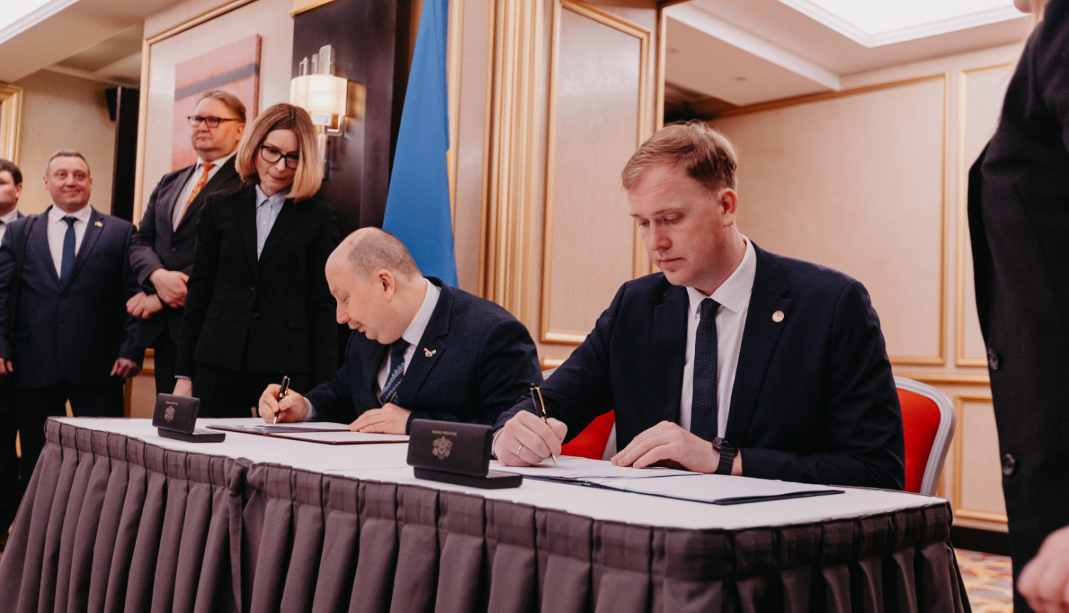 LR ekonomikas ministrs Viktor Valainis un Ukrainas Ministru kabineta ministrs Olehs Nemčinovs paraksta Latvijas-Ukrainas Starpvaldību komisijas ekonomiskās, rūpnieciskās, zinātniskās un tehniskās sadarbības jautājumos XI sēdes protokolu