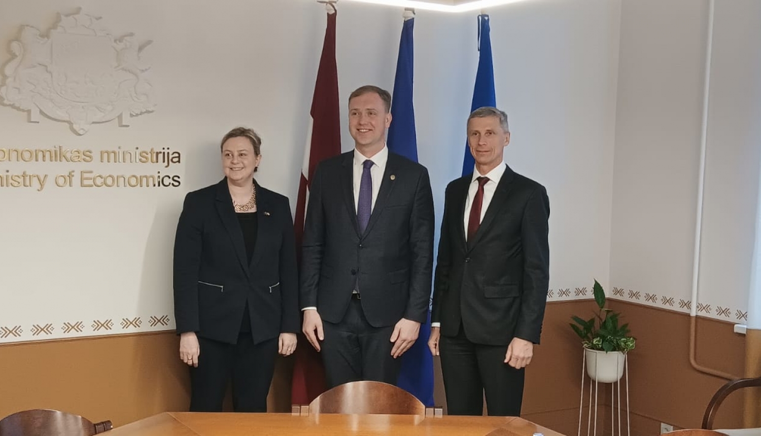 Ekonomikas ministrs Valainis tiekas ar Austrālijas vēstnieci Latvijā
